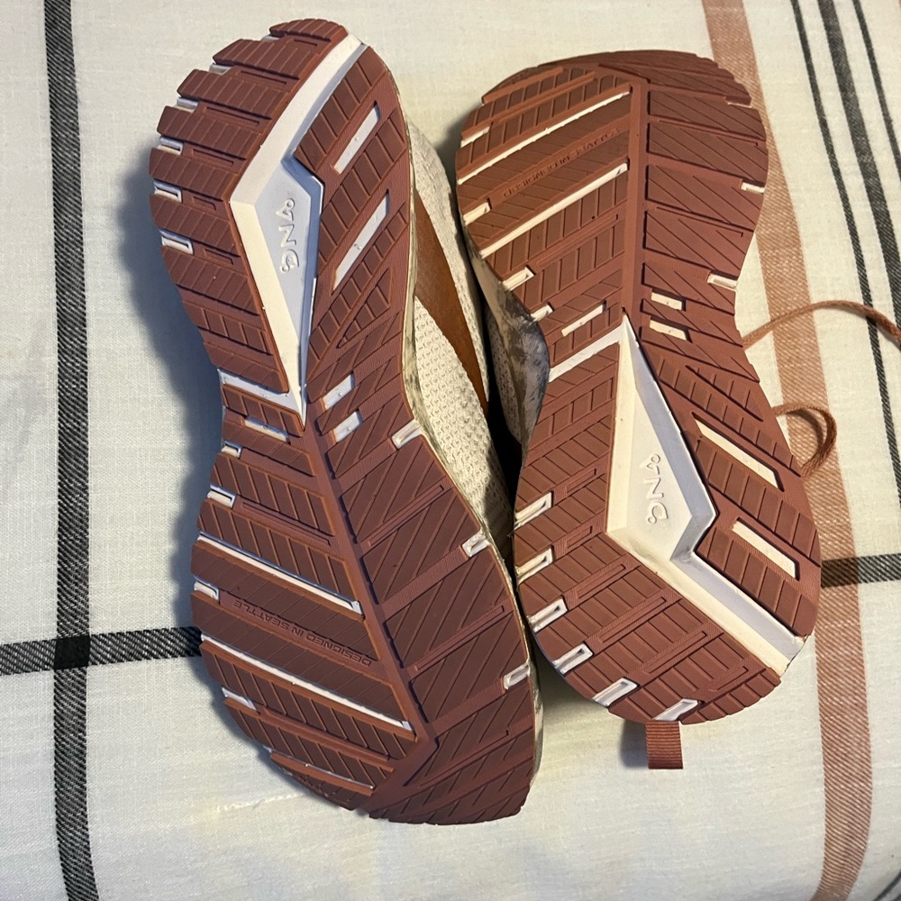 Brooks - On Running Kids' Sneakers in Brown and White Brooks